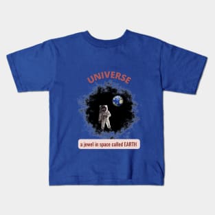 universo y la tierra Kids T-Shirt